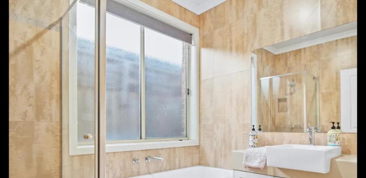 Ensuite Private Bath Toilet Airport *